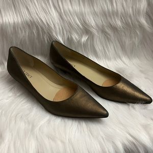 💕 Ellen Tracy antique gold pointed kitten heels